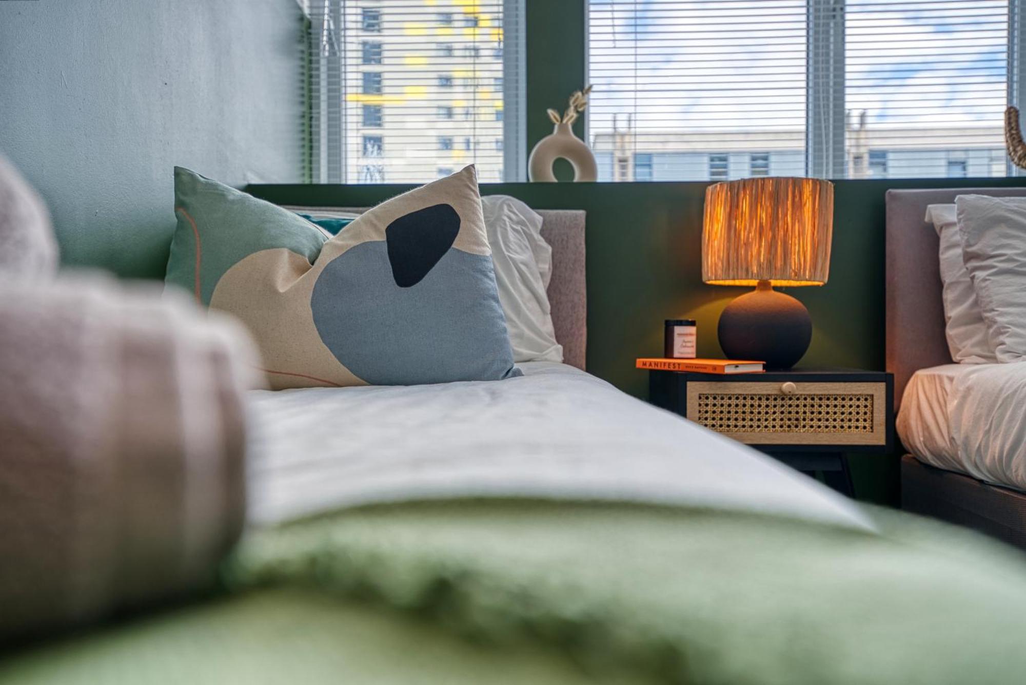 2-Bedroom Stunning, Stylish & Central City Apartment, Spacious, Sleeps 6, With On-Site Parking - Near Gunwharf Quays & Beach - By Blue Puffin Stays Portsmouth Ngoại thất bức ảnh